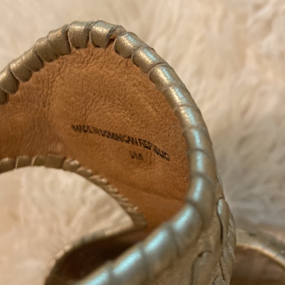 Jack Rogers size 9 wedge sandal gold - Picture 4 of 4